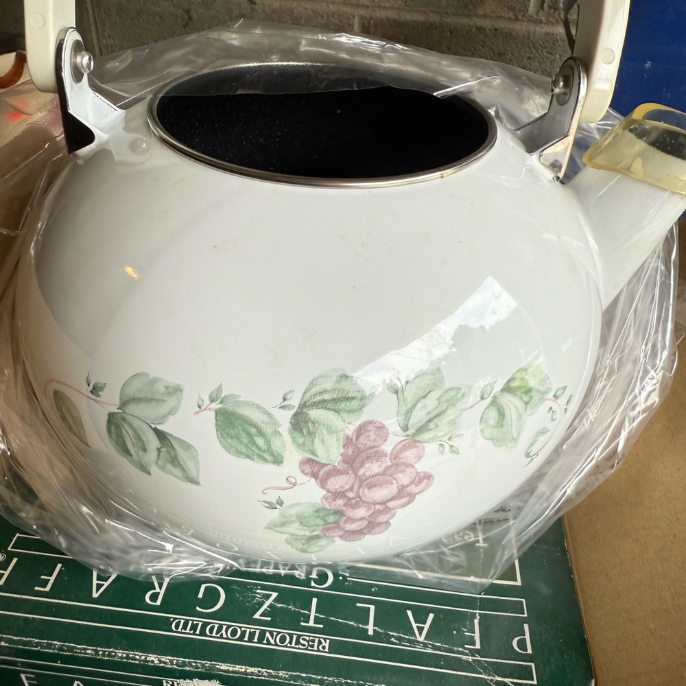 Pfaltzgraff Grapevine White Tea Kettle Discontinued NIB - Picture 4 of 7
